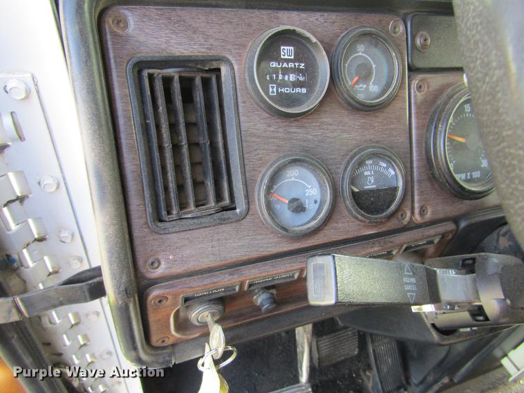 image for item DE6819 1991 Freightliner FLD120 semi truck