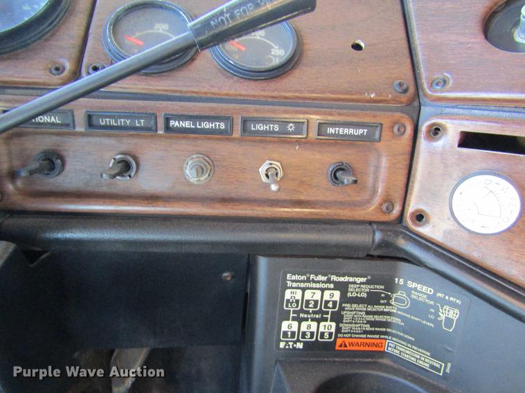 image for item DE6819 1991 Freightliner FLD120 semi truck