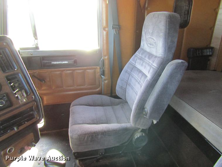 image for item DE6819 1991 Freightliner FLD120 semi truck