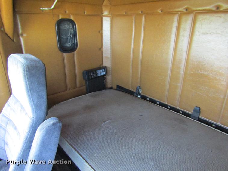 image for item DE6819 1991 Freightliner FLD120 semi truck