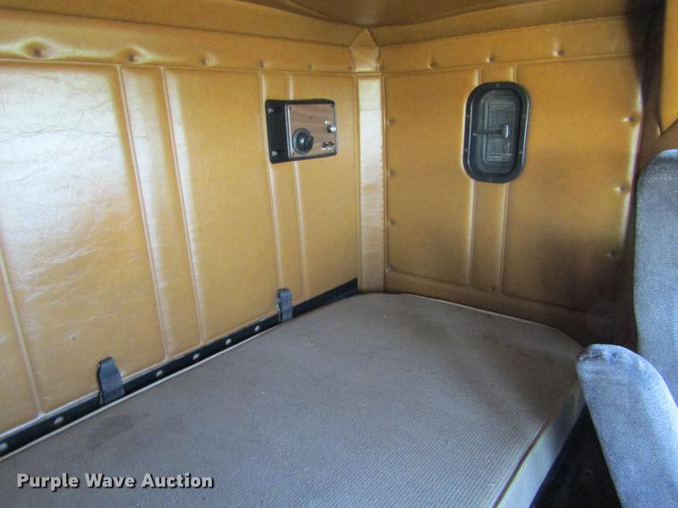 image for item DE6819 1991 Freightliner FLD120 semi truck