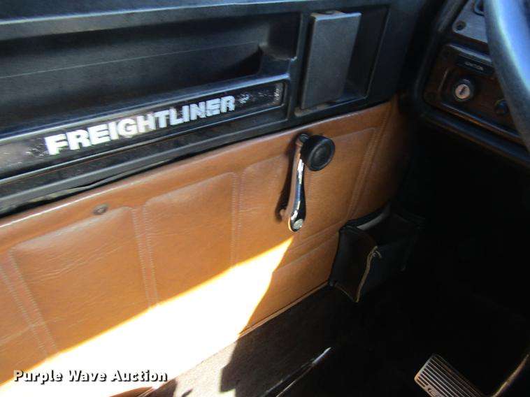 image for item DE6819 1991 Freightliner FLD120 semi truck