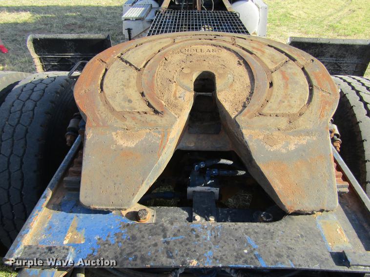 image for item DE6819 1991 Freightliner FLD120 semi truck