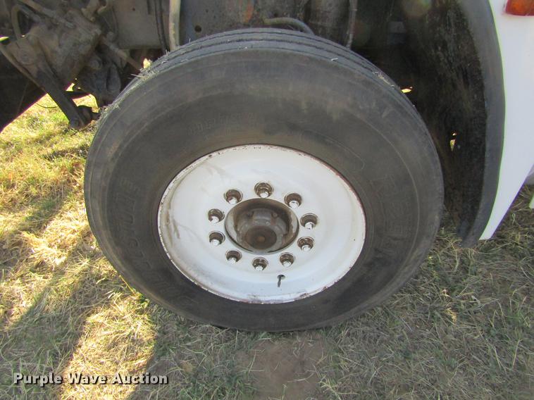 image for item DE6819 1991 Freightliner FLD120 semi truck