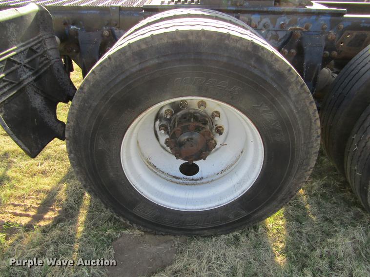 image for item DE6819 1991 Freightliner FLD120 semi truck