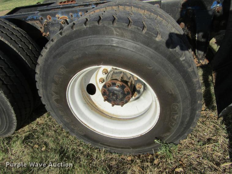 image for item DE6819 1991 Freightliner FLD120 semi truck