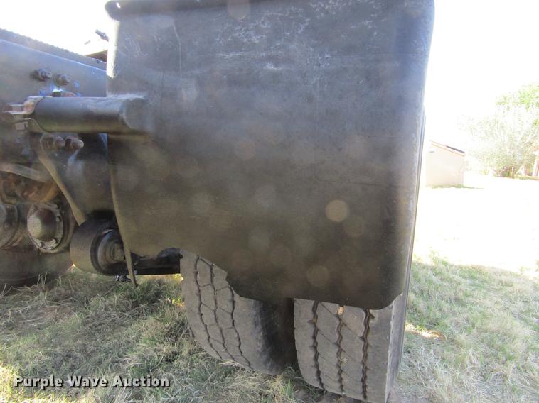 image for item DE6819 1991 Freightliner FLD120 semi truck