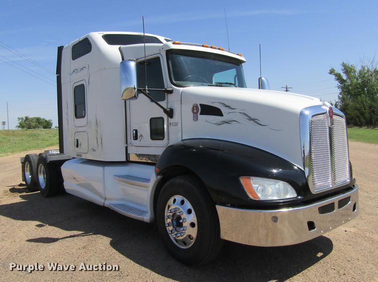 image for item DE6825 2011 Kenworth T660 semi truck