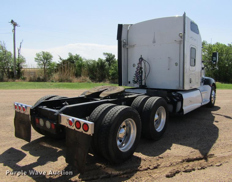 image for item DE6825 2011 Kenworth T660 semi truck