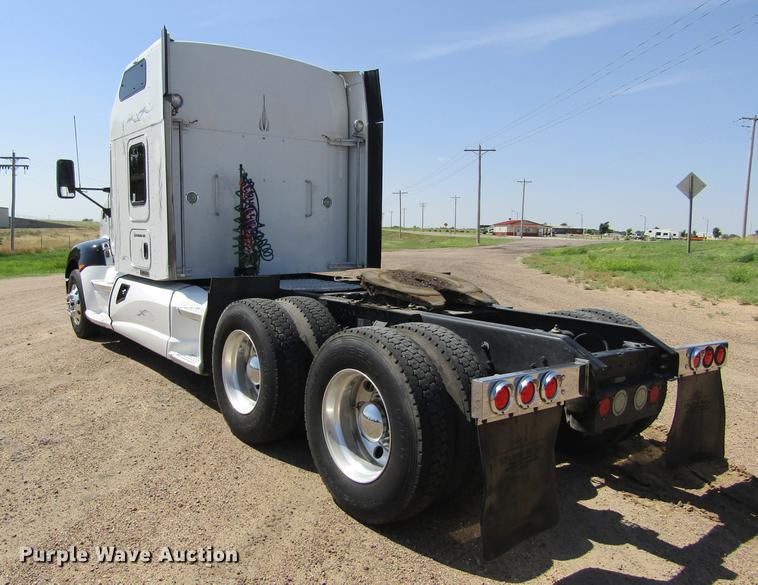 image for item DE6825 2011 Kenworth T660 semi truck