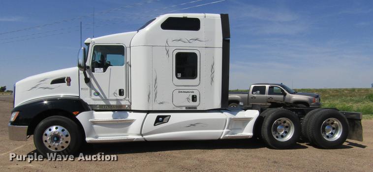 image for item DE6825 2011 Kenworth T660 semi truck
