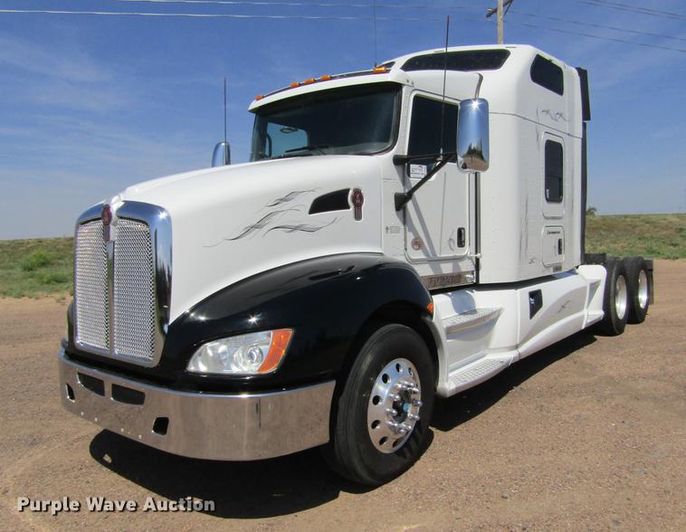 image for item DE6825 2011 Kenworth T660 semi truck