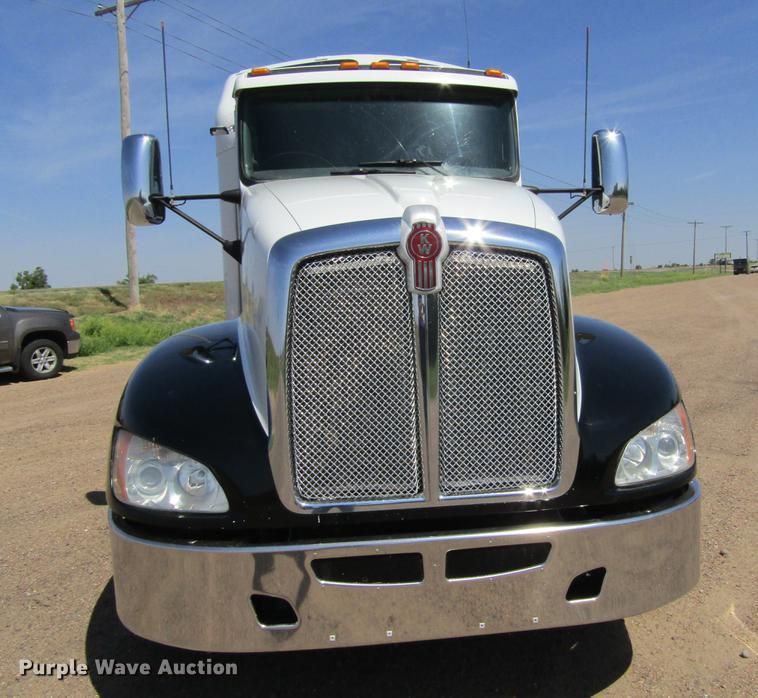 image for item DE6825 2011 Kenworth T660 semi truck
