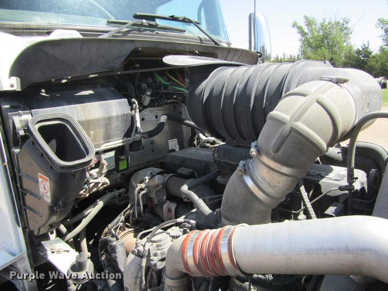 image for item DE6825 2011 Kenworth T660 semi truck