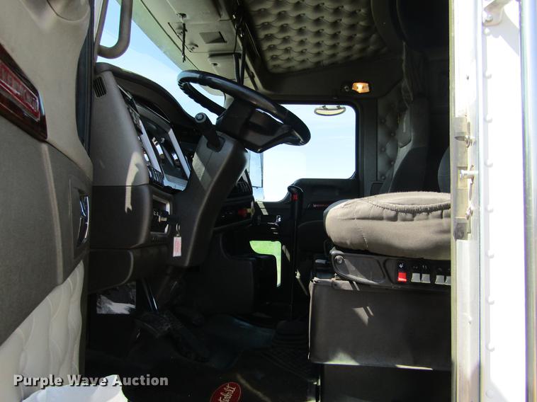 image for item DE6825 2011 Kenworth T660 semi truck
