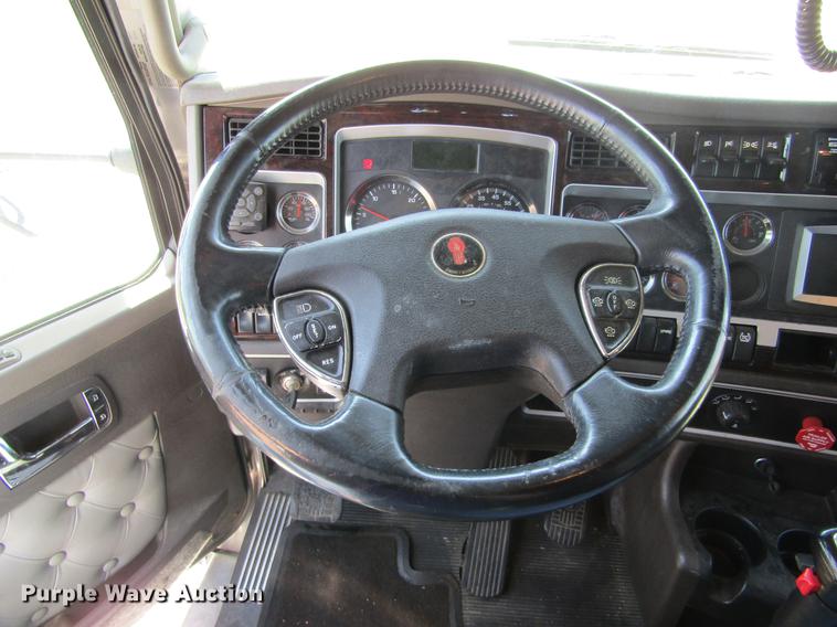 image for item DE6825 2011 Kenworth T660 semi truck