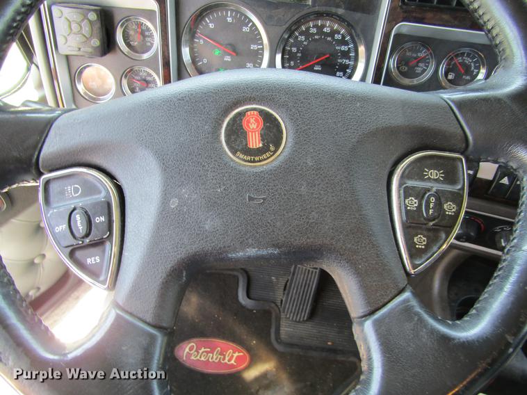 image for item DE6825 2011 Kenworth T660 semi truck