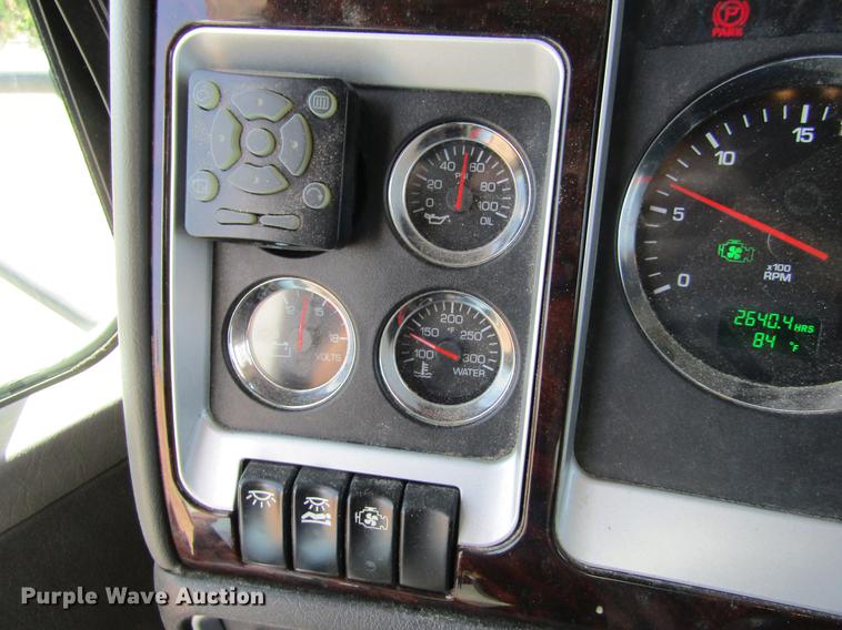 image for item DE6825 2011 Kenworth T660 semi truck