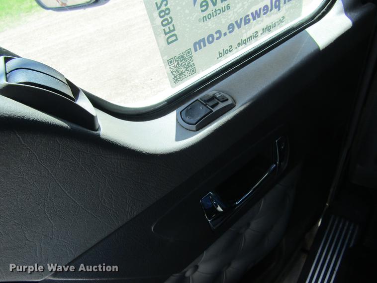 image for item DE6825 2011 Kenworth T660 semi truck