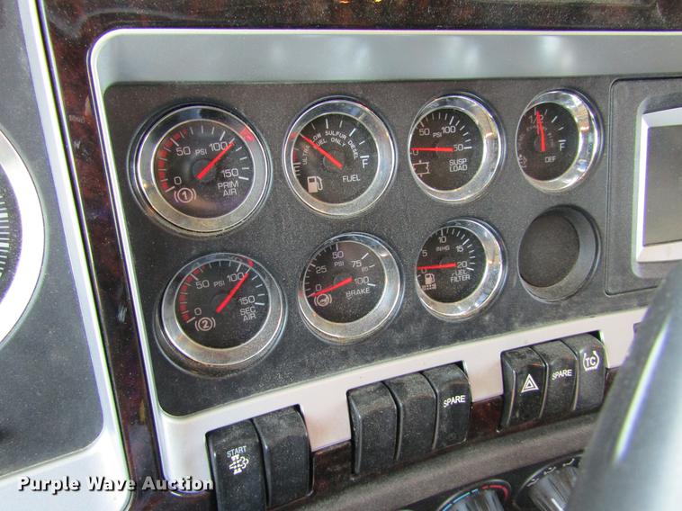 image for item DE6825 2011 Kenworth T660 semi truck