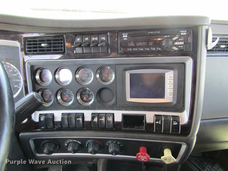 image for item DE6825 2011 Kenworth T660 semi truck