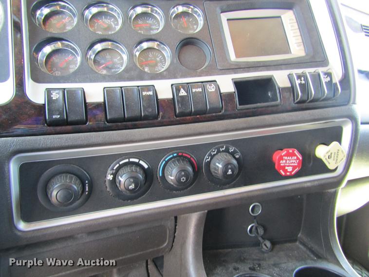 image for item DE6825 2011 Kenworth T660 semi truck