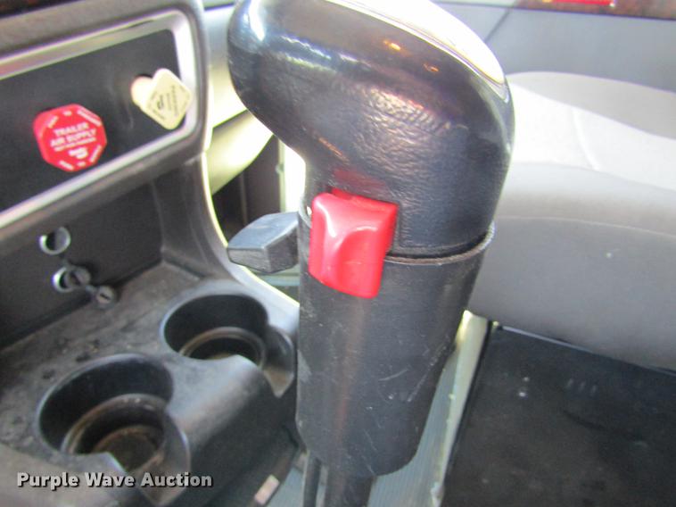 image for item DE6825 2011 Kenworth T660 semi truck