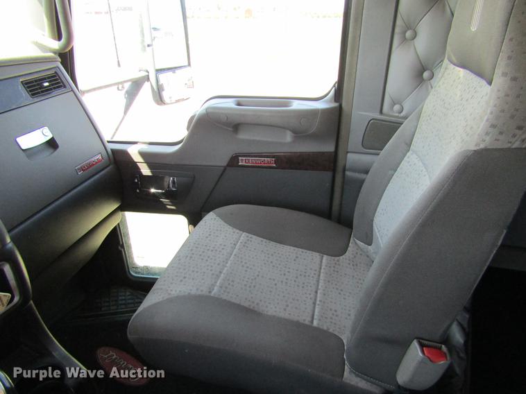image for item DE6825 2011 Kenworth T660 semi truck