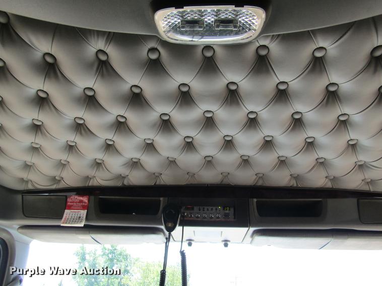 image for item DE6825 2011 Kenworth T660 semi truck