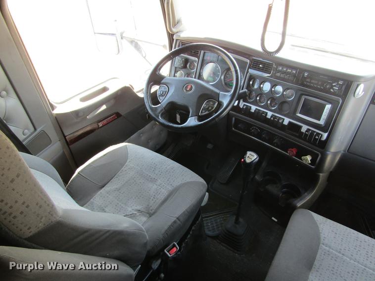 image for item DE6825 2011 Kenworth T660 semi truck