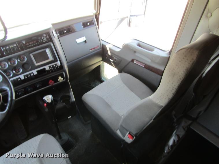 image for item DE6825 2011 Kenworth T660 semi truck