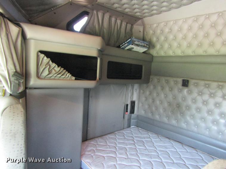 image for item DE6825 2011 Kenworth T660 semi truck