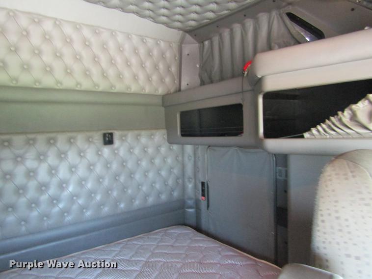 image for item DE6825 2011 Kenworth T660 semi truck