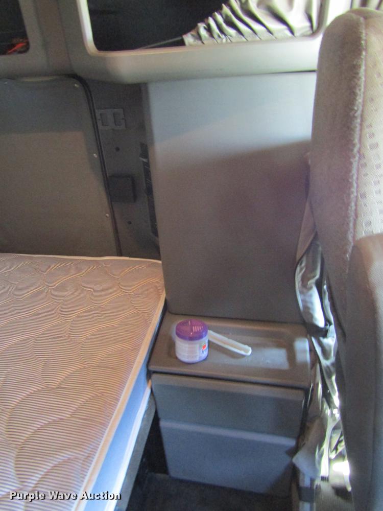 image for item DE6825 2011 Kenworth T660 semi truck