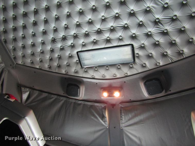 image for item DE6825 2011 Kenworth T660 semi truck