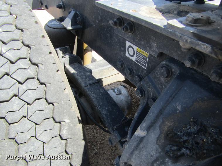 image for item DE6825 2011 Kenworth T660 semi truck