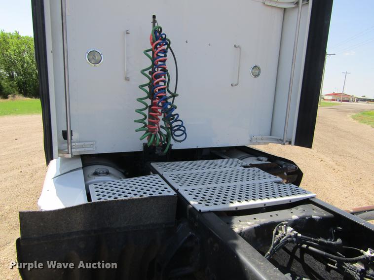 image for item DE6825 2011 Kenworth T660 semi truck