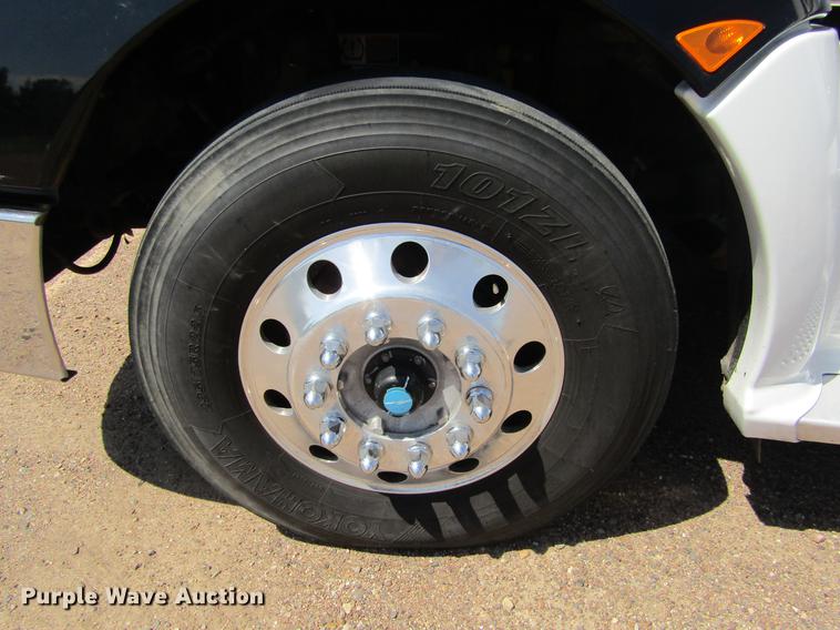 image for item DE6825 2011 Kenworth T660 semi truck