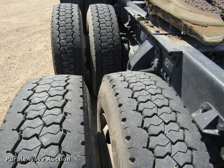 image for item DE6825 2011 Kenworth T660 semi truck