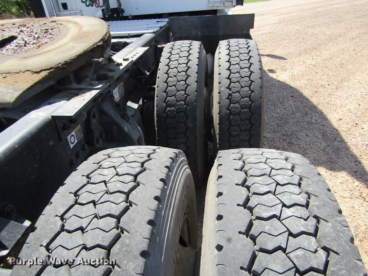 image for item DE6825 2011 Kenworth T660 semi truck