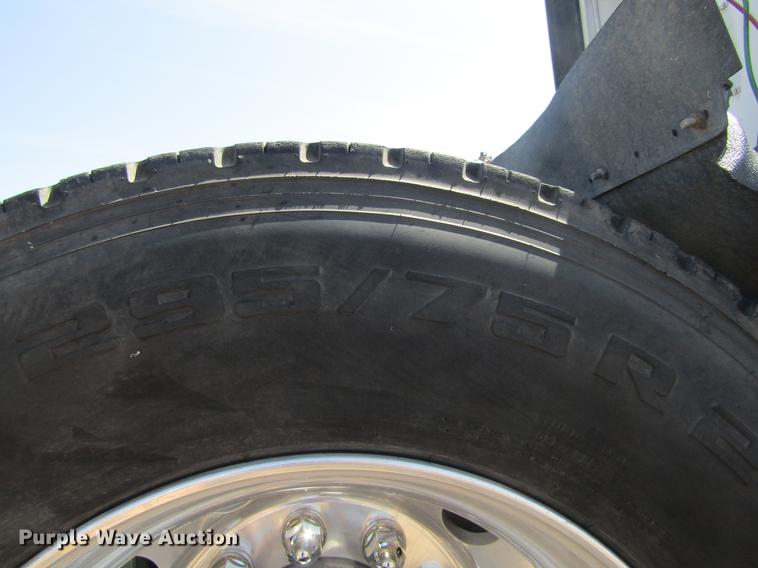 image for item DE6825 2011 Kenworth T660 semi truck