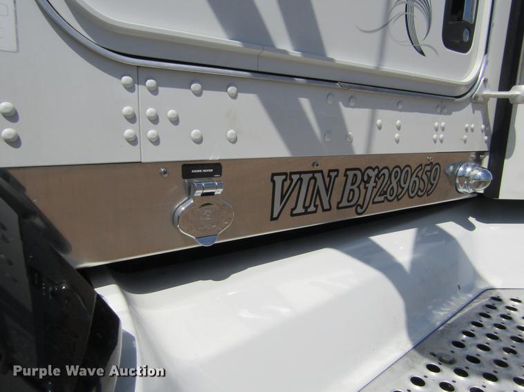 image for item DE6825 2011 Kenworth T660 semi truck