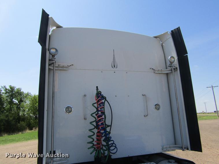 image for item DE6825 2011 Kenworth T660 semi truck