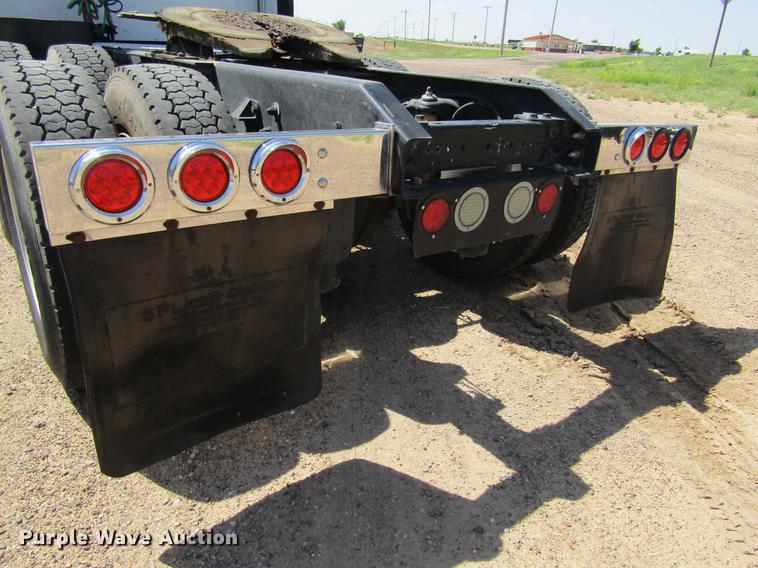 image for item DE6825 2011 Kenworth T660 semi truck