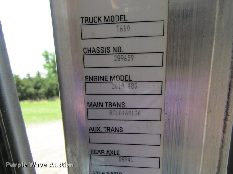 image for item DE6825 2011 Kenworth T660 semi truck