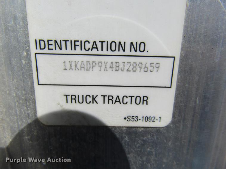 image for item DE6825 2011 Kenworth T660 semi truck
