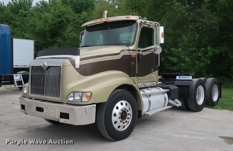 image for item DF3704 2007 International 9400i semi truck