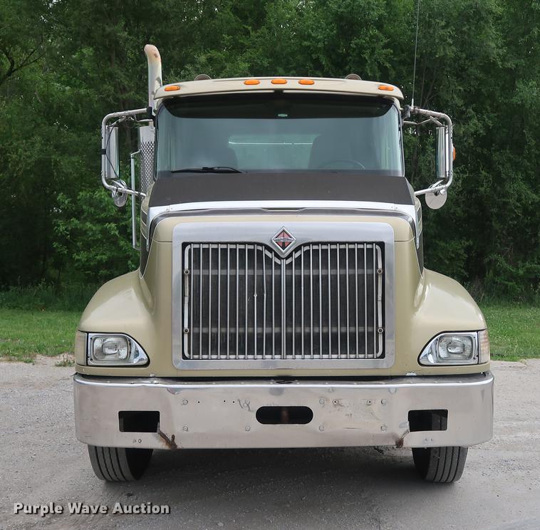 image for item DF3704 2007 International 9400i semi truck