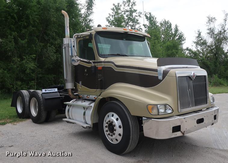 image for item DF3704 2007 International 9400i semi truck