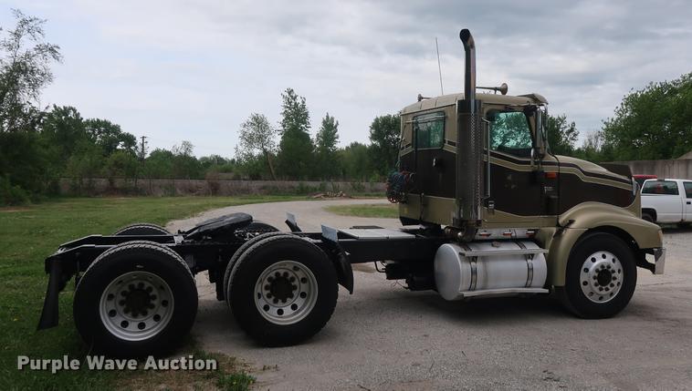 image for item DF3704 2007 International 9400i semi truck